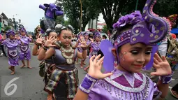 Sejumlah anak mengikuti pawai ogoh ogoh di jalan Malioboro, Yogyakarta, Selasa (8/3/2016). Menjelang Nyepi, Ogoh-ogoh akan di bakar pada upacara pangrupukan. (Liputan6.com/Boy Harjanto)