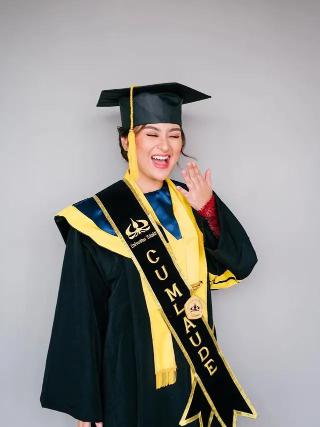 7 Momen Wisuda Memes Prameswari, Raih Gelar Magister dengan Predikat Cumlaude