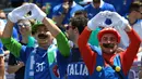 Gaya suporter Italia dengan kostum Super Mario saat melawan Swedia pada laga Grup E Piala Eropa 2016 di Stadium de Toulouse, Jumat (17/6/2016). (AFP/Pascal Guyot)
