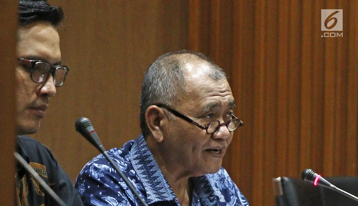 Ketua KPK Agus Rahardjo (kanan) ditemani Jubir KPK Febri Diansyah saat konferensi pers di Gedung KPK, Jakarta, Selasa (3/4). KPK menetapkan 38 anggota DPRD Sumatera Utara periode 2009-2014 dan 2014-2019 sebagai tersangka. (Liputan6.com/Herman Zakharia)