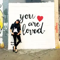 Meghan Markle belakangan ini sedang ramai dibicarakan soal hari bahagianya yang segera tiba ditahun 2018 nanti. Bukan hanya itu, gaya berbusana calon istri Pangeran Harry pun juga menjadi sorotan pecinta fesyen. (Instagram/meghanmarkle)