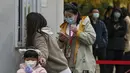 Warga antre untuk melakukan test swab COVID-19 rutin mereka di tempat pengujian virus corona di Beijing, Selasa (8/11/2022). China melaporkan kasus baru secara nasional, dengan 2.230 kasus dilaporkan pada Selasa di pusat manufaktur dan teknologi selatan Guangzhou. (AP Photo/Andy Wong)