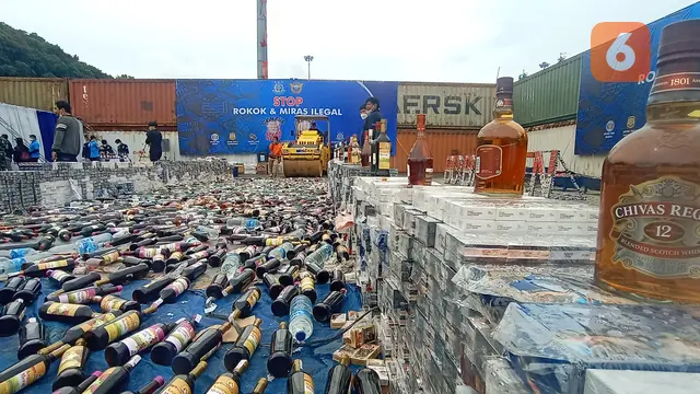 Barang Bukti Ilegal Di Musnahkan Bea Cukai Banten Di Pelabuhan Indah Kiat, Kota Cilegon, Banten. (07/12/2021). (Liputan6.com/Yandhi Deslatama).