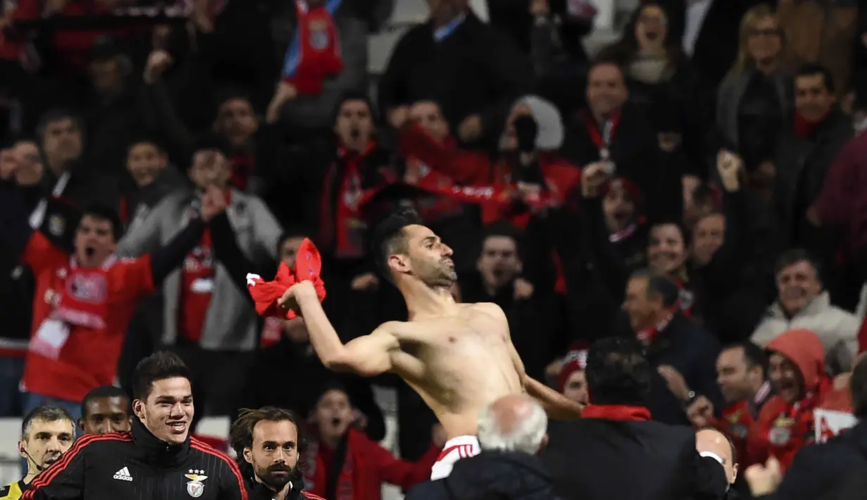 Pemain Benfica, Jonas merayakan golnya ke gawang Zenit pada leg pertama 16 besar Liga Champions di Estadio do Sport Lisboa, Rabu (17/2/2016) dini hari WIB. (AFP / Francisco Leong)