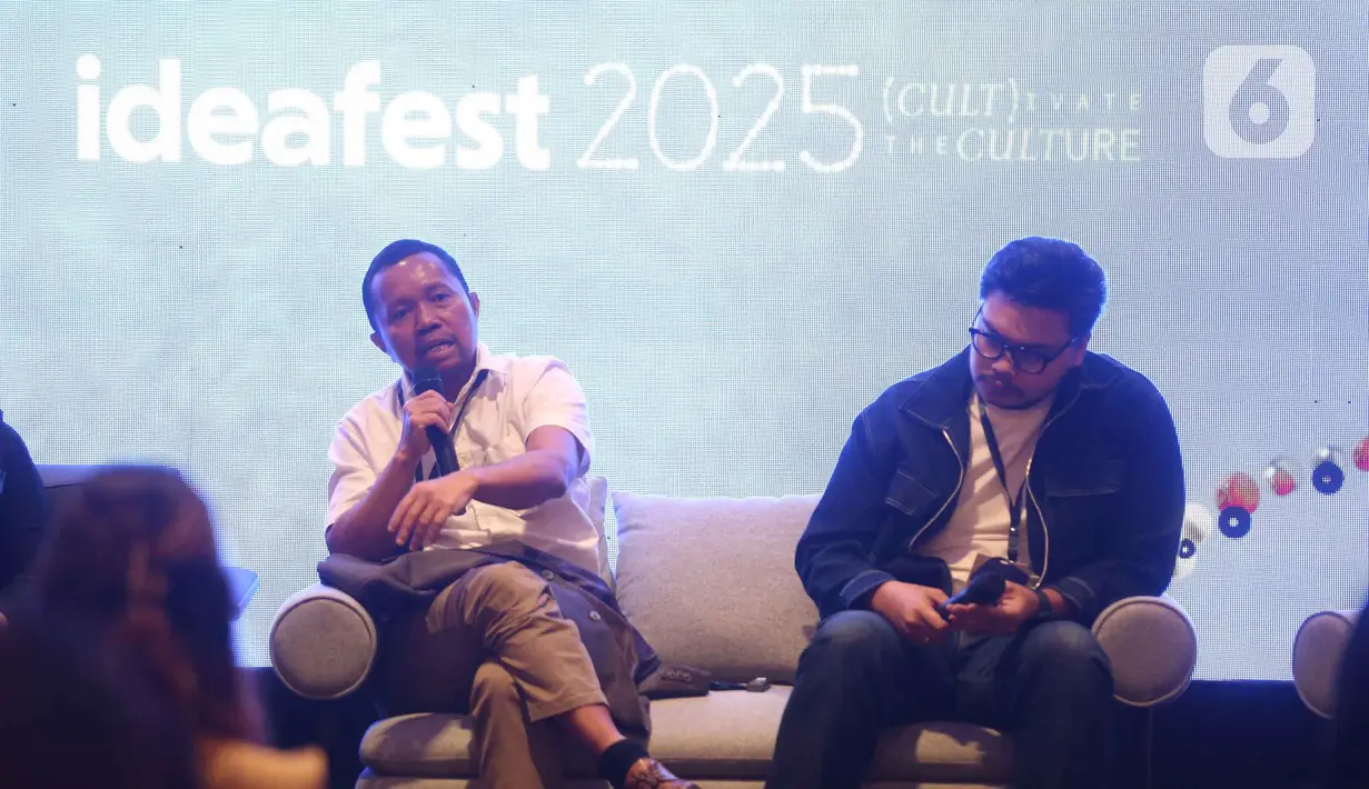 Chief Content Officer (CCO) Kapanlagi Youniverse (KLY), Wenseslaus Manggut (kiri) saat berbicara di salah satu sesi forum IdeaFest 2025 di Jakarta Internasional Convention Center (JICC), Minggu (2/11/2025). Hadir sebagai pembicara pada salah satu sesi forum di IdeaFest 2025, Chief Content Officer (CCO) Kapanlagi Youniverse (KLY), Wenseslaus Manggut, menyoroti fenomena divergensi media di tengah era digital yang kian kompleks. (Liputan6.com/Helmi Fithriansyah)