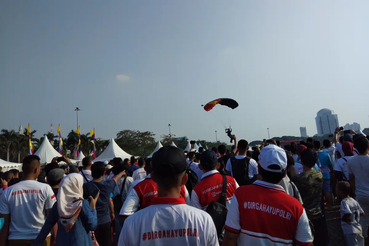 penerjun payung turut memeriahkan kegiatan hari Bhayangkara ke 73 yang digelar di Silang Monas Jakarta Pusat, Minggu (7/6/2019). (Liputan6.com/Ady Anugrahadi)