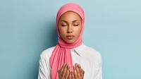 Ilustrasi Muslimah Berdoa Credit: shutterstock.com