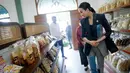 Tas tangan hitam dengan laset cut dan pita tersebut dibanderol dengan harga Rp4,3 jutaan [@widi.wardhana]