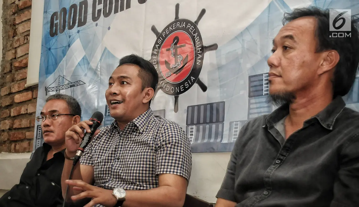 Ketua Umum FPPI Nova Sofyan Hakim (Tengah) memberikan keterangan saat menggelar konferensi pers di Jakarta, Rabu (16/1). Dalam konferensi persnya pekerja PT Pelindo II mendukung penuntasan kasus korupsi di JICT. (Liputan6.com/Faizal Fanani)