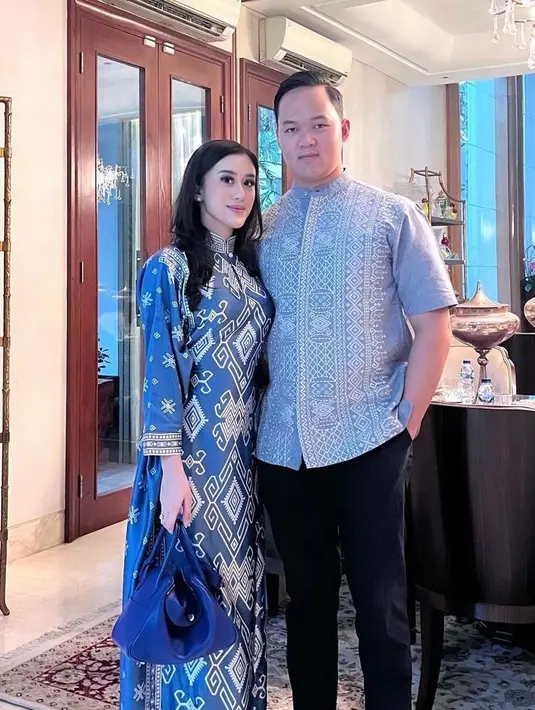 Saat lebaran, Kusuma Puteri mengenakan gamis biru bermotif warna gold, ia juga membawa tas warna senada dari Hermes model lindy. [@kusumaputeri]
