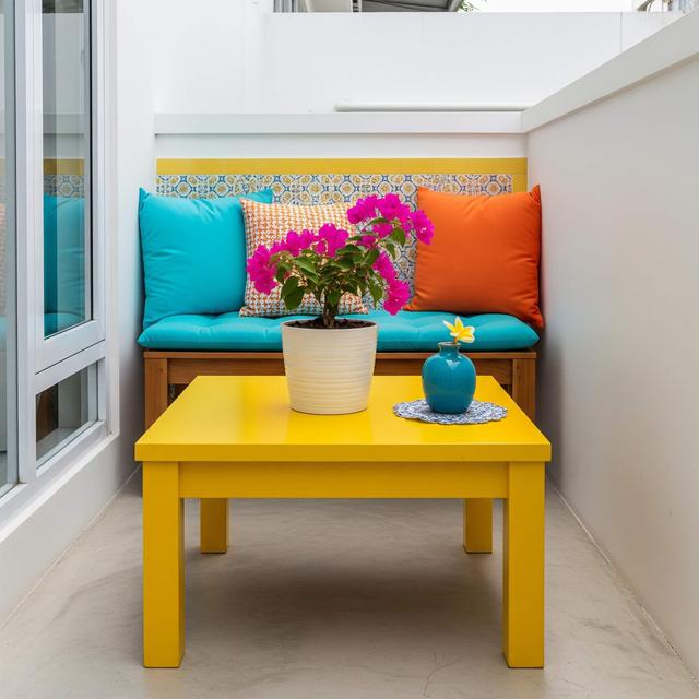 Teras Kecil dengan Meja Kopi Mini