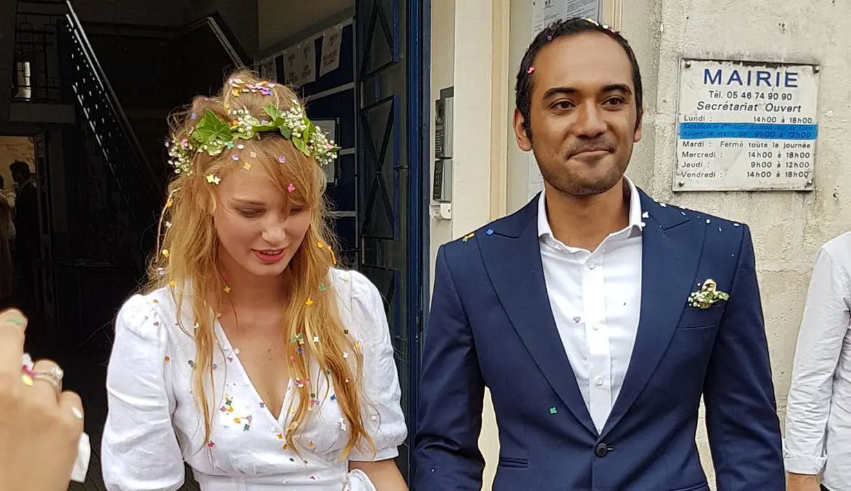 Selama ini memang kisah asmara Ario dan Valentine jarang terekspos publik. Valentine sendiri merupakan bintang film. Ia pernah bermain dengan Iko Uwais dalam film Beyond Skyline. (Foto: instagram.com/wulanguritno)