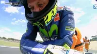 Ekspresi Penyesalan Rossi Setelah Terjatuh di MotoGP Prancis 
