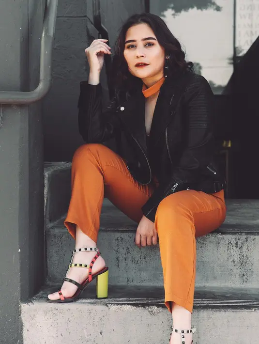 Prilly ke Amerika Serikat untuk pekerjaan, tapi ia tak mau berharap bisa go internasional. "Aku itu bukan tipe orang yang muluk-muluk, ya. Aku tak pernah kan bilang dari dulu aku mau go International," ujarnya. (Foto: instagram.com/prillylatuconsina96)