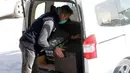 Pekerja mengenakan masker saat bersiap mengantar makanan untuk para pasien COVID-19 dan orang-orang yang dikarantina di rumah di Ankara, Turki, 19 November 2020. Turki pada Kamis (19/11) melaporkan 4.542 pasien baru COVID-19. (Xinhua/Mustafa Kaya)