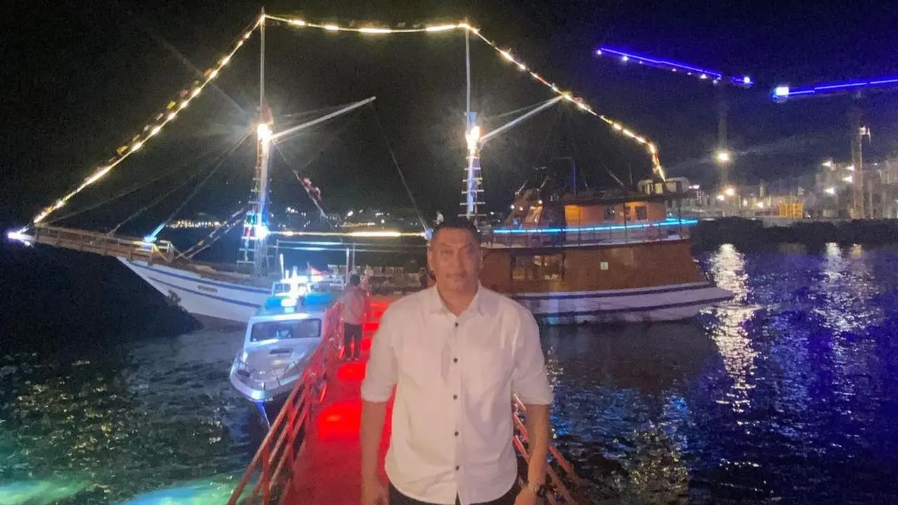 Kabar duka kembali menyelimuti dunia hiburan tanah air. Pada Selasa 19 Maret 2024, Aktor Donny Kesuma meninggal dunia.