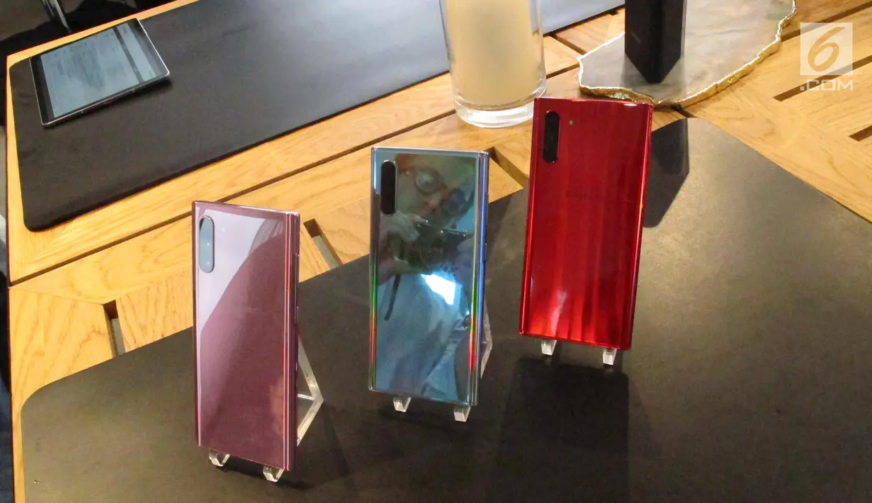 Tampak belakang Samsung Galaxy Note 10 saat diperkenalkan di Barclays Center, Brooklyn, New York, Amerika Serikat, Rabu (7/8/2019). Samsung menghadirkan teknologi face recognition dan ultrasonic fingerprint pada Galaxy Note 10 sebagai fitur keamanan biometrik. (Liputan6.com/Istiarto Sigit Nugroho)