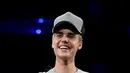 Bukan dengan fansnya, kabar terbaru tersiarkan bahwa Justin menabrak seseorang paparazzi yang mengerumuni mobilnya. Setelah kejadian itu, Justin memang tak terlihat menampakan dirinya di publik. (AFP/Jason Merrit)