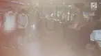 Sejumlah tim KPK dan polisi menyambangi kantor mantan pengacara terdakwa kasus KTP elektronik Setya Novanto, Fredrich Yunadi di Yunadi and Associates di Jalan Sultan Iskandar Muda, Kebayoran Lama, Jakarta Selatan (11/1). (Liputan6.com/Johan Tallo)