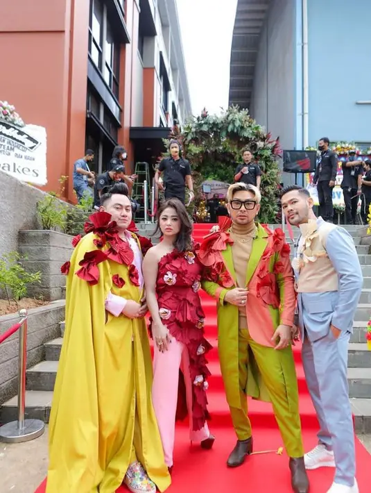 Begitu juga saat tampil tematik bertema bunga, bersama rekan host yang lain semua tampil ekstra. (IG @kingnassar88)