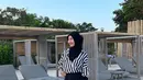 Gaya penampilan Adiba Khanza saat di pantai sangat elegan. Dengan outfit perpaduan warna hitam dan putih, Adiba terlihat cantik menawan. Netizen memuji Adiba cantik dengan ouftit seperti ini. (Liputan6.com/IG/adiba.knza)