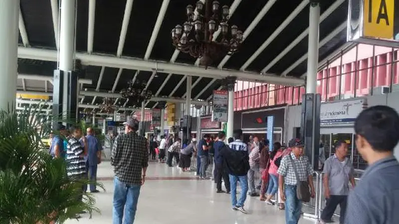 Suasana di Bandara Soekarno Hatta paska ledakan bom di Jalan Thamrin, Jakarta Pusat. (Foto: Septian Deny/Liputan6.com)