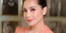 Menyesuaikan warna kebayanya, Marlene tampak mengaplikasikan eyeshadow, blush on, dan lipstik nuansa peach yang membuat wajah Nagita terlihat lebih clean dan segar. Penampilannya kian elegan dengan tatanan rambut sleek updo oleh hair stylist @woko_s. [@marlenehariman].