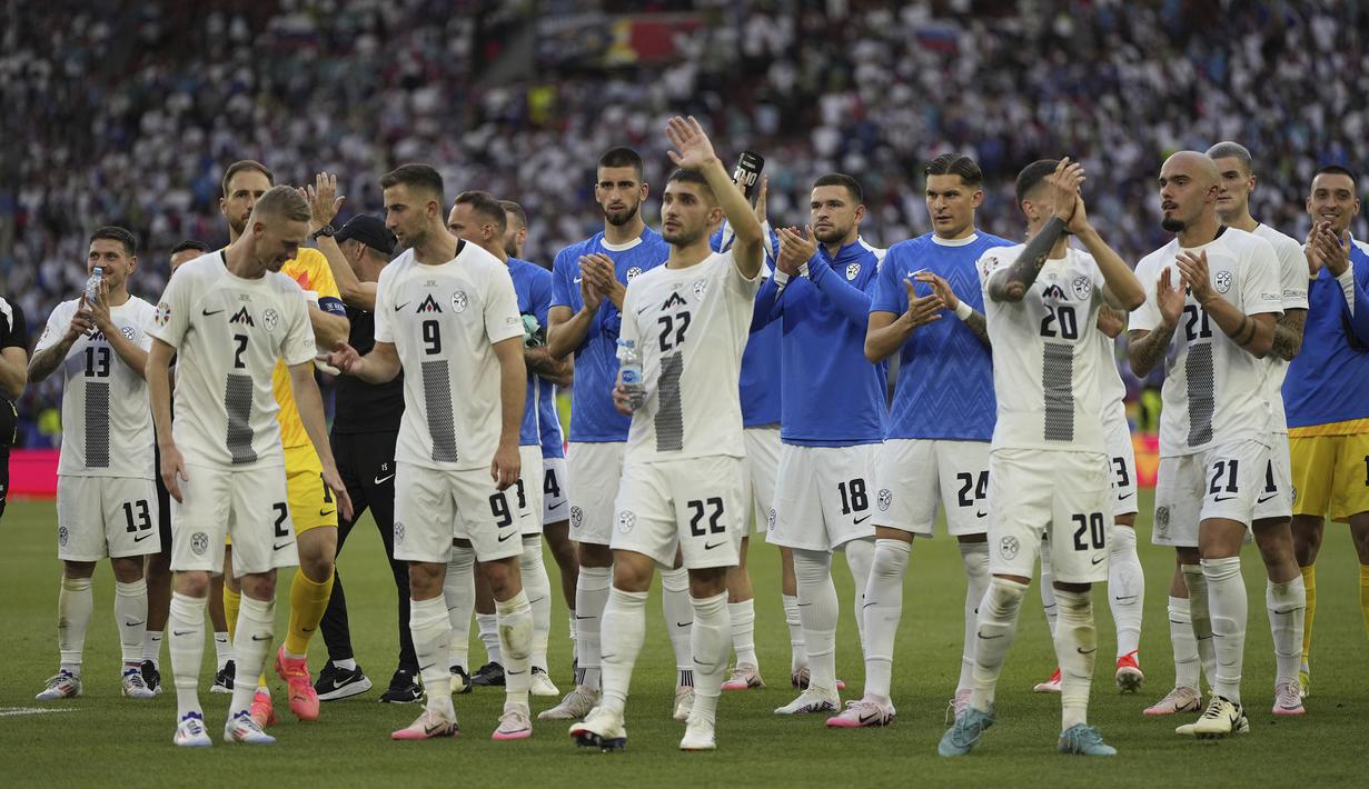 Para pemain Timnas Slovenia memberi applaus kepada para fans setelah bermain imbang 1-1 menghadapi Timnas Denmark pada laga Grup C Euro 2024 di MHPArena, Stuttgart, Jerman, Minggu (16/6/2024). (AP Photo/Matthias Schrader)