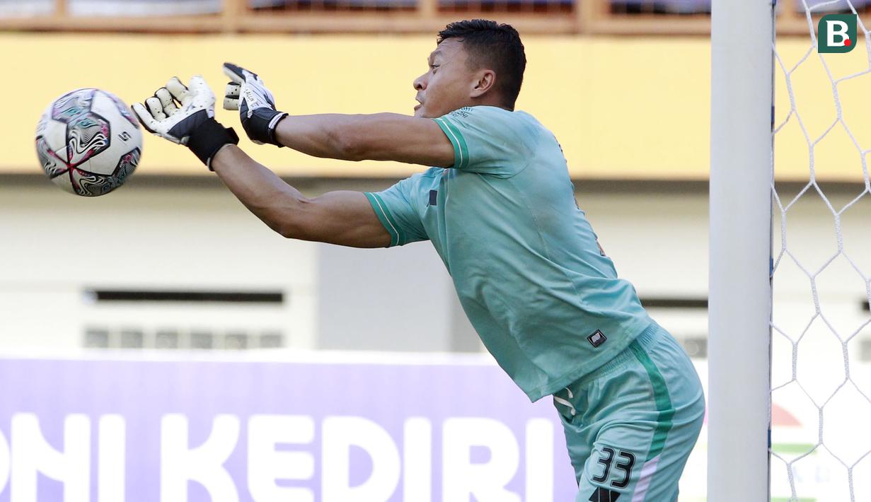 Kiper Persik Kediri, Dian Agus Prasetyo berusaha menghalau bola saat melawan PSM Makassar dalam laga pekan ke-4 BRI Liga 1 2021/2022 di Stadion Wibawa Mukti, Cikarang, Kamis (23/9/2021). Persik kalah 2-3. (Bola.com/M Iqbal Ichsan)