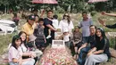 Netizen tidak hanya menyoroti makam sang ayah, tapi juga penampilan ibunya. Selama ini, Momo dikenal salah satu artis yang kaya raya. Sedangkan sang ibu menurut netizen tampak lebih sederhana. Bahkan, hanya menggunakan sendal jepit saat menyambangi makam sang suami. [Instagram/therealmomogeisha]