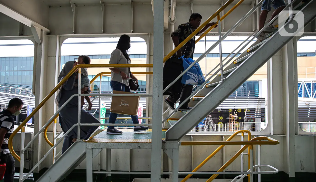 Saat ini, tren pergerakan kendaraan dan penumpang di lintasan tersibuk Merak-Bakauheni mulai mengalami peningkatan. (Liputan6.com/Faizal Fanani)
