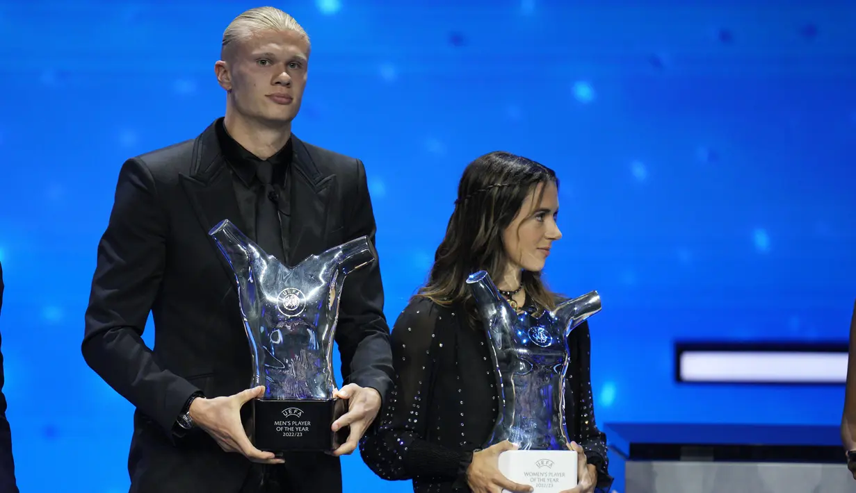 Penyerang berusia 23 tahun itu mengalahkan dua finalis lainnya: megabintang sepakbola Argentina Lionel Messi dan gelandang Man City Kevin de Bruyne. (AP Photo/Daniel Cole)