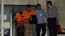 Tersangka pemberi suap terkait rencana proyek pembangunan 12 ruas jalan di Sumatera Barat, Yogan Askan (depan) selaku pengusaha berjalan keluar usai menjalani pemeriksaan di Gedung KPK, Jakarta, Kamis (30/6).(Liputan6.com/Helmi Afandi)