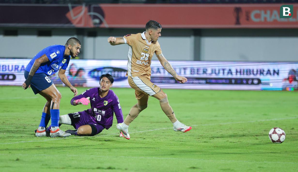 Pemain Dewa United, Alexis Messidoro, mencetak gol ke gawang Tainan City FC pada matchday kedua Grup E AFC Challenge League 2025/2026 di Stadion Indomilk Arena, Rabu (29/10/2025) malam WIB. (Bola.com/M Iqbal Ichsan)