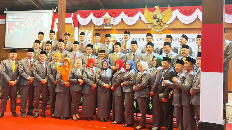 Sebanyak 45 Anggota DPRD Blora Periode 2024-2029 foto bersama seusai resmi dilantik. (Liputan6.com/Ahmad Adirin)