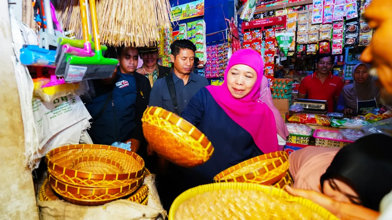 Cagub Jatim Khofifah Indar Parawansa di Pasar Pahing, Surabaya, Jatim. (Foto: Liputan6.com/Dian Kurniawan)