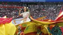 Penyanyi Rusia, Aida Garifullina, duet bersama penyanyi Inggris, Robbie Williams, saat pembukaan Piala Dunia di Stadion Luzhniki, Moskow, Kamis (14/6/2018). Laga pembuka Piala Dunia 2018 mempertemukan Rusia melawan Arab Saudi. (AP/Antonio Calanni)