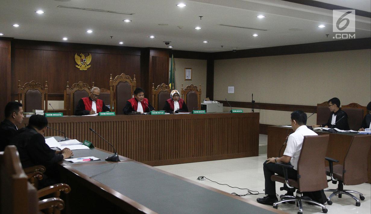 Terdakwa dugaan suap pengadaan satelit monitoring Bakamla, Fayakhun Andriadi saat menjalani sidang lanjutan di Pengadilan Tipikor, Jakarta, Rabu (10/10). Agenda sidang mendengar keterangan saksi ahli kuasa hukum terdakwa. (Liputan6.com/Herman Zakharia)