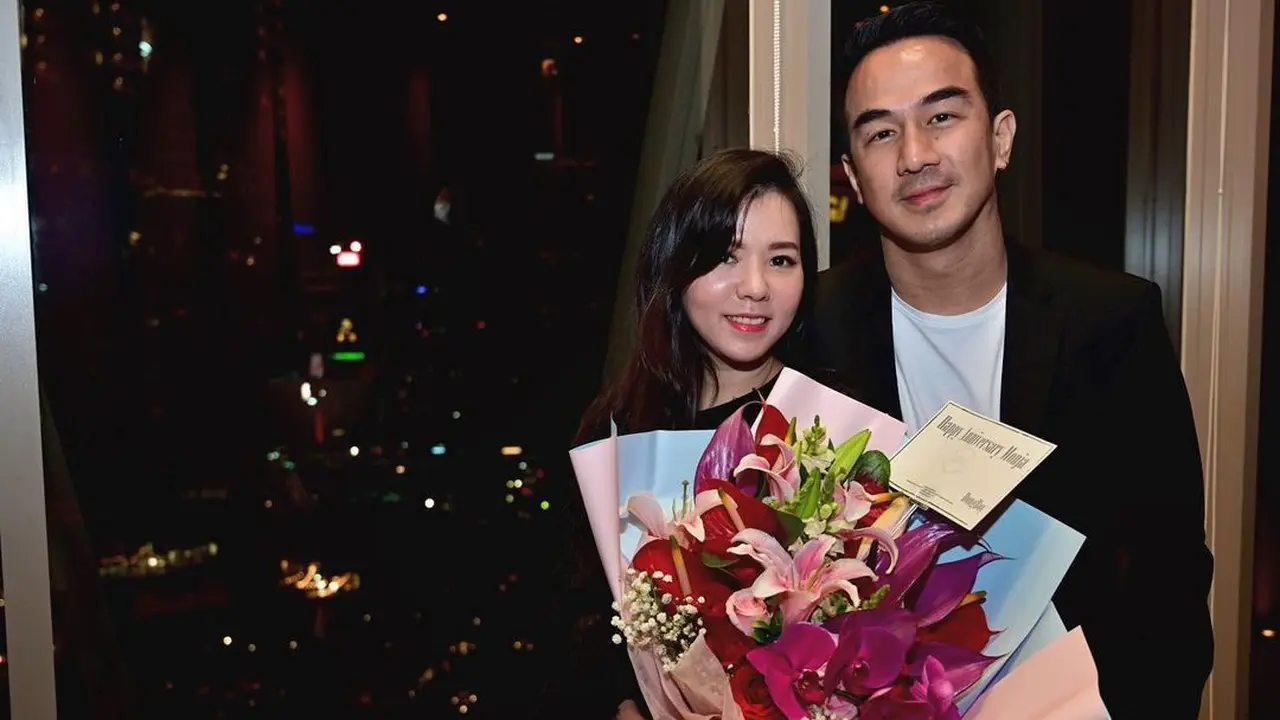 Rayakan Ultah Pernikahan ke-17, Ini 6 Potret Romantis Joe Taslim dan Istri