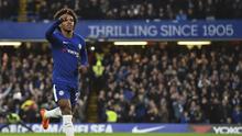 Dibawah arahan Sarri, Willian seperti terlahir kembali. Pos gelandang serang kembali ia isi dan saat ini mampu mencetak dua gol dan dua assist. (AFP/Glyn Kirk)