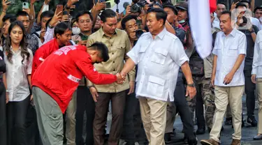 Ketua Partai Partai Solidaritas Indonesia (PSI), Kaesang Pangarep  mencium tangan bakal calon presiden (bacapres), Prabowo Subianto setibanya bersama rombongan di Jalan Kertanegara Nomor 4, Jakarta Selatan, Kamis (12/10/2023). (Liputan6.com/Angga Yuniar)