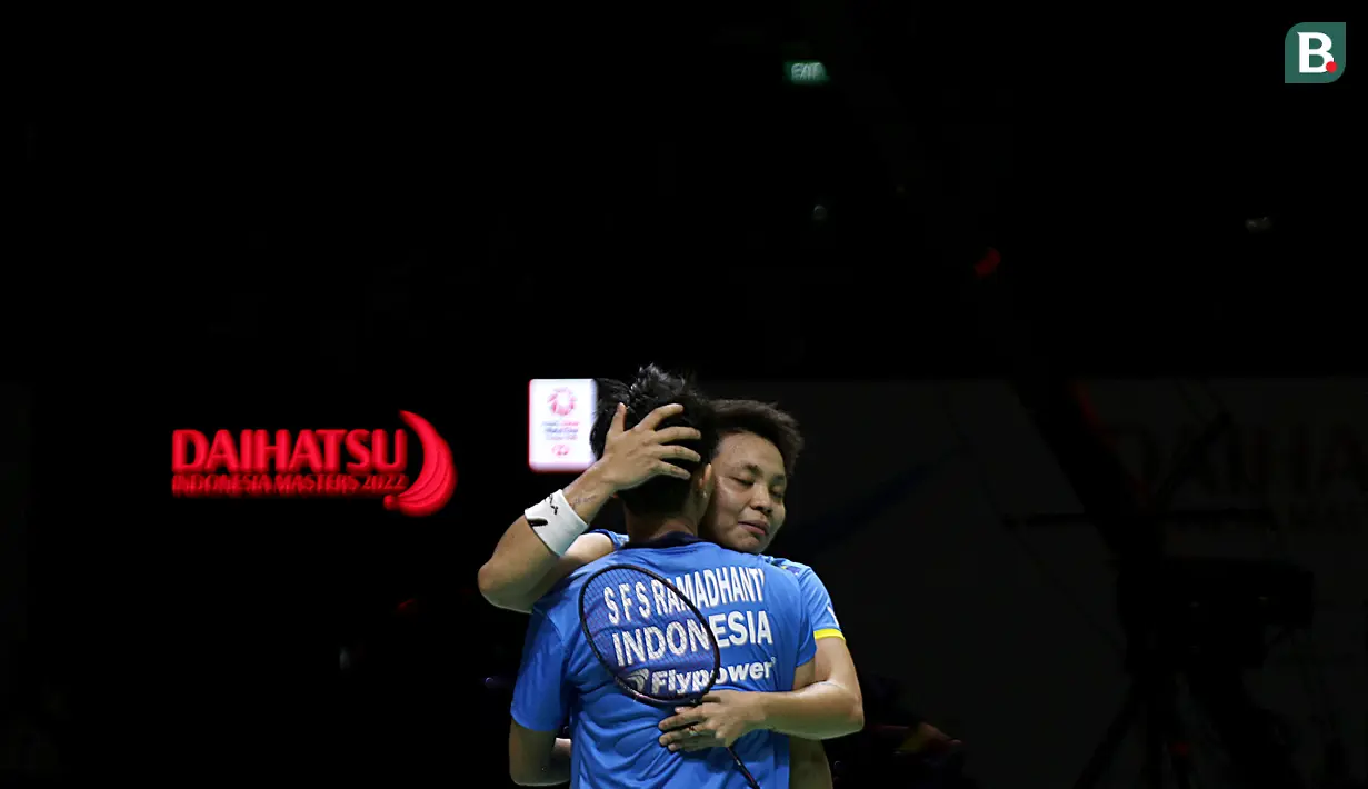 Usai kalah dua set, Apriyani pun langsung memeluk Siti Fadia lagi-lagi untuk membesarkan hati pasangannya tersebut. Hal ini memang selalu dilakukan oleh keduanya saat mereka menang dari babak kualifikasi hingga semifinal. Namun pelukan kali ini terasa berbeda. (Bola.com/Ikhwan Yanuar)