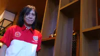 Abdee Negara (Ketua Steering Committee) yang juga anggota grup musik SLANK saat hadir dalam Konferensi Pers Piala Jenderal Sudirman 2015 di Hotel Atlet Century Park, Jakarta, Jumat (6/11/2015). (Bola.com/Arief Bagus)