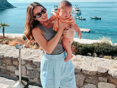 Nikita Willy mengajak sang buah hati berlibur di Pulau Mykonos, Yunani. (Foto: Instagram/ nikitawillyofficial94)