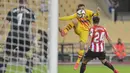 Pemain Barcelona, Sergino Dest, menyundul bola saat melawan Athletic Bilbao pada laga final Copa del Rey di Stadion Olimpico de Sevilla, Minggu (18/4/2021). Barcelona menang 4-0 atas Athletic Bilbao. (AFP/Cristina Quicler)