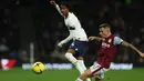 Bek Tottenham Hotspur, Djed Spence (kiri) berebut bola dengan bek Aston Villa, Lucas Digne pada laga Liga Inggris 2022/2023 di Tottenham Hotspur Stadium, London (1/1/2023). Djed Spence. Djed Spence didatangkan Tottenham Hotspur dari Middlesbrough pada awal musim 2022/2023. Hanya bermain dalam 6 laga di semua ajang hingga tengah musim 2022/2023, ia akhirnya dipinjamkan ke Rennes selama 6 bulan hingga akhir musim 2022/2023. (AFP/Adrian Dennis)