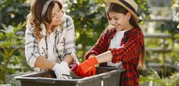 Padahal, ada satu aktivitas sederhana yang bisa jadi momen berharga sekaligus menyenangkan untuk anak, yaitu berkebun. [Dok/freepik.com/prostooleh]