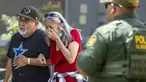 Seorang wanita menangis saat meninggalkan Uvalde Civic Center menyusul penembakan pada hari sebelumnya di Robb Elementary School , Uvalde, Texas, Amerika Serikat, 24 Mei 2022. Sebanyak 14 murid yang dilaporkan tewas dan satu orang korban lain adalah guru. (William Luther/The San Antonio Express-News via AP)