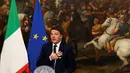 Perdana Menteri Italia Matteo Renzi berbicara selama konferensi pers setelah Referendum Reformasi Konstitusi di Istana Chigi, Roma, Italia, Senin (5/11). Matteo akan mengundurkan diri usai kalah referendum (REUTERS / Alessandro Bianchi)