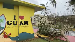 Topan Mawar menerjang utara wilayah Guam AS pada 24 Mei , kata gubernur pulau itu, membawa angin berkecepatan 230 km / jam.yang merusak ke pos terdepan militer Pasifik.  (AFP/James Reynolds)